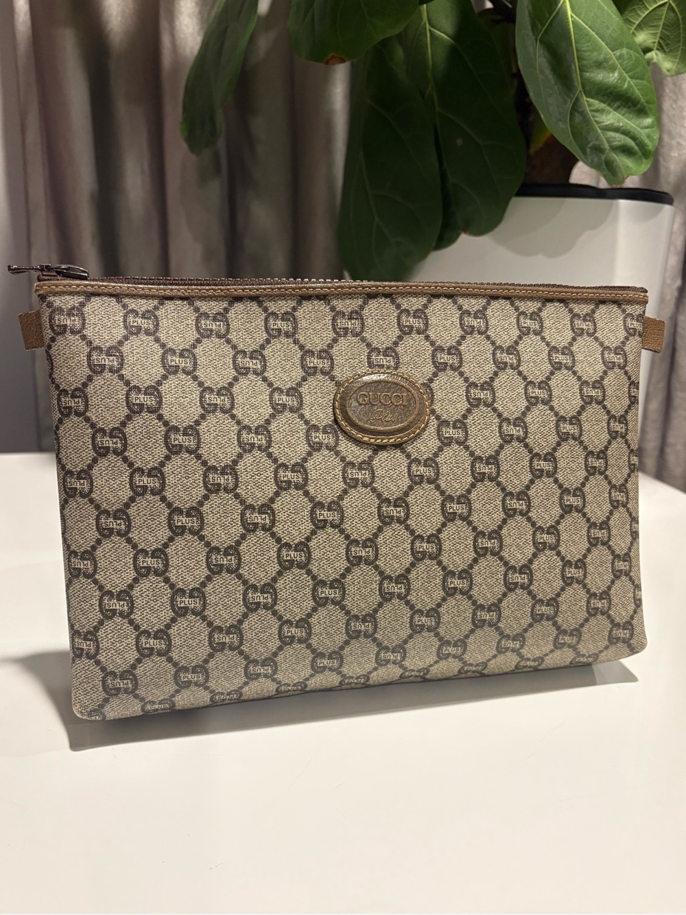Gucci Brown GG Plus Supreme Canvas Zip Pouch-Clutch, Authentic.